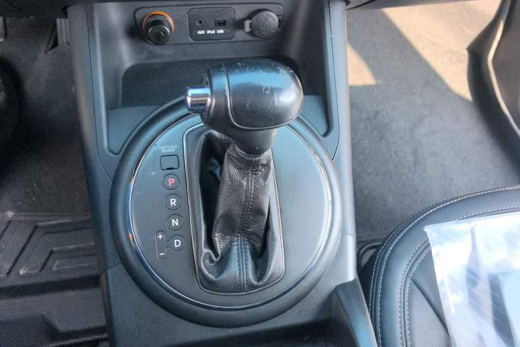 Used Kia Sportage R 2014 2.0L Automatic Two-Wheel Drive GLS Trim Gear Lever