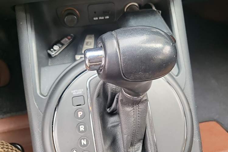 Used Kia Sportage R 2014 2.0L Automatic Two-Wheel Drive GLS Trim Gear Lever