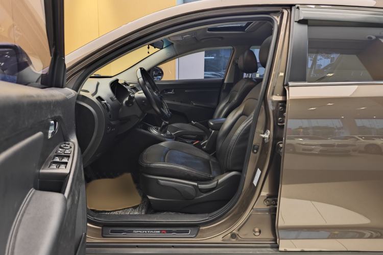 Used Kia Sportage R 2014 2.0L Manual Two-Wheel-Drive GLS Interior 12