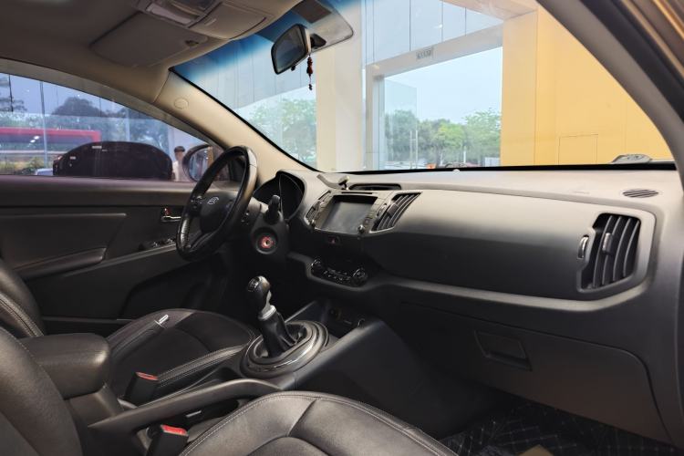 Used Kia Sportage R 2014 2.0L Manual Two-Wheel-Drive GLS Interior 2