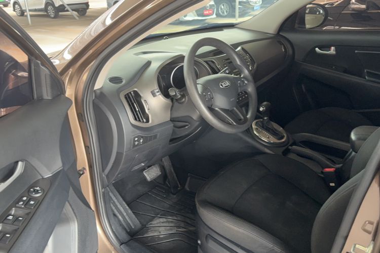 Used Kia Sportage R 2014 2.0L Automatic Two-Wheel Drive GL Interior 2