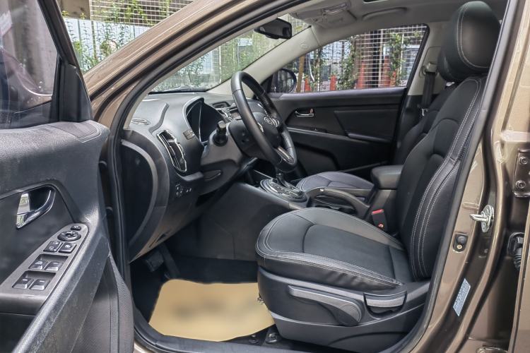 Used Kia Sportage R 2014 2.0L Automatic Two-Wheel Drive DLX Interior 2