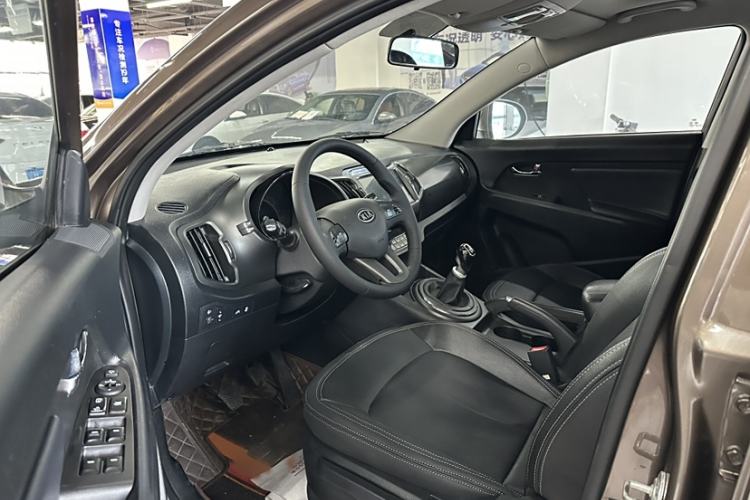 Used Kia Sportage R 2014 2.0L Manual Two-Wheel-Drive GLS Interior 2