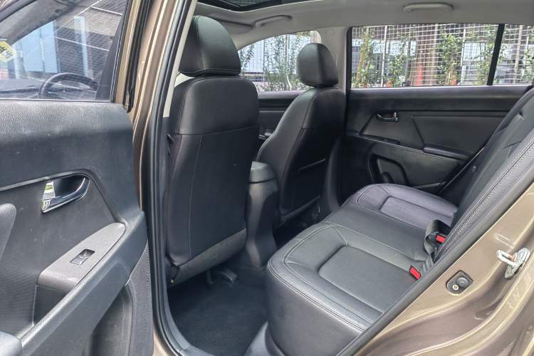 Used Kia Sportage R 2014 2.0L Automatic Two-Wheel Drive DLX Interior 3