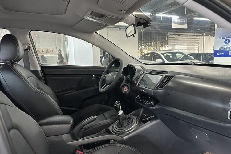 Used Kia Sportage R 2014 2.0L Manual Two-Wheel-Drive GLS Interior 3