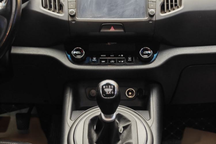 Used Kia Sportage R 2014 2.0L Manual Two-Wheel-Drive GLS Interior 5