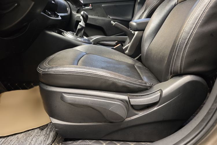 Used Kia Sportage R 2014 2.0L Manual Two-Wheel-Drive GLS Interior 7