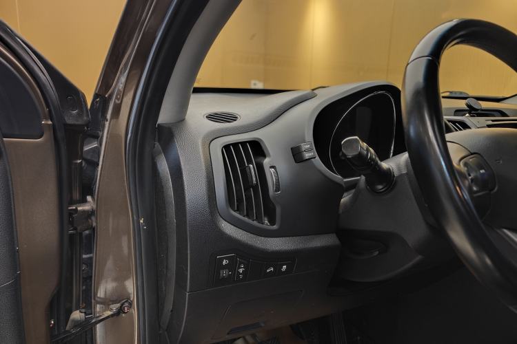 Used Kia Sportage R 2014 2.0L Manual Two-Wheel-Drive GLS Interior 8