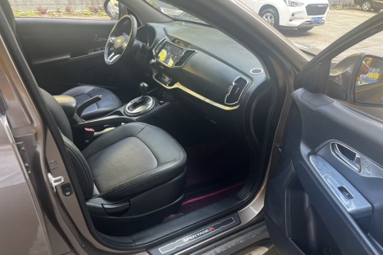 Used Kia Sportage R 2014 2.0L Automatic Two-Wheel Drive DLX Interior 8