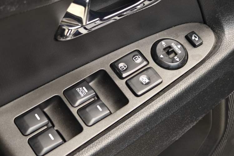 Used Kia Sportage R 2014 2.0L Manual Two-Wheel-Drive GLS Interior 9