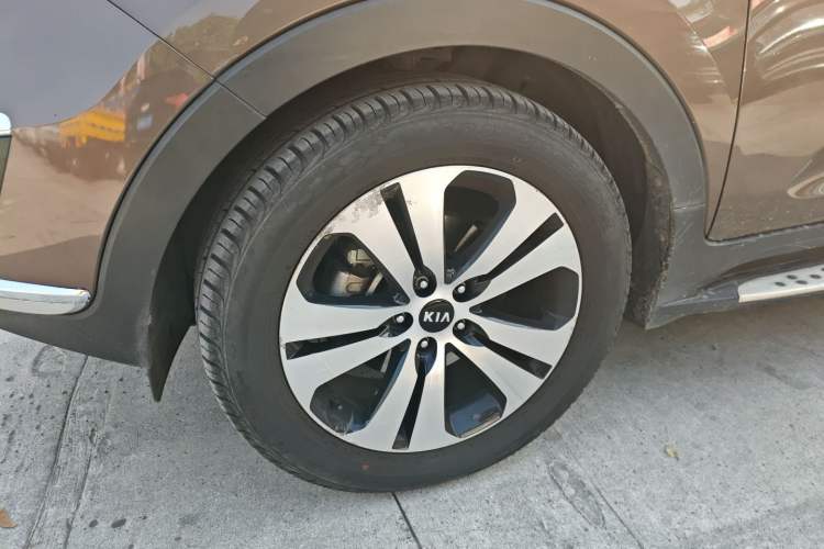 Used Kia Sportage R 2014 2.0L Automatic 4x4 GLS Left Front Wheel Hub
