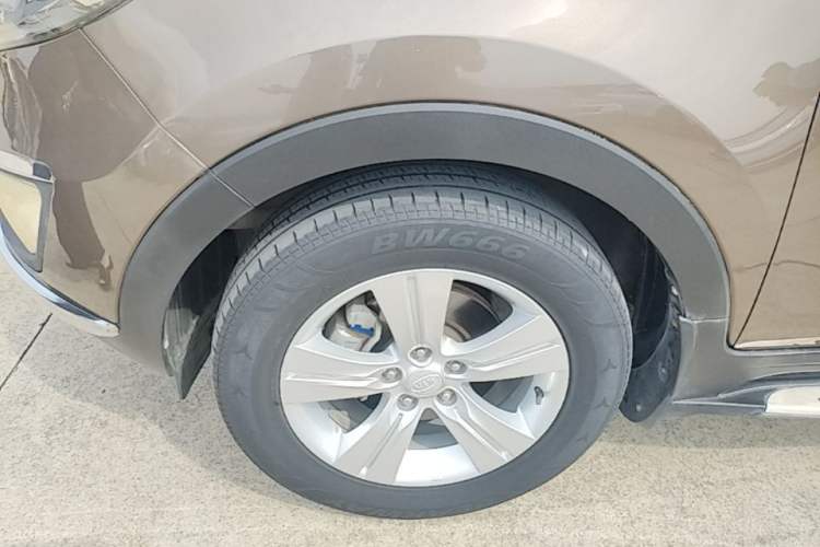 Used Kia Sportage R 2014 2.0L Automatic Two-Wheel Drive GLS Trim Left Front Wheel Hub