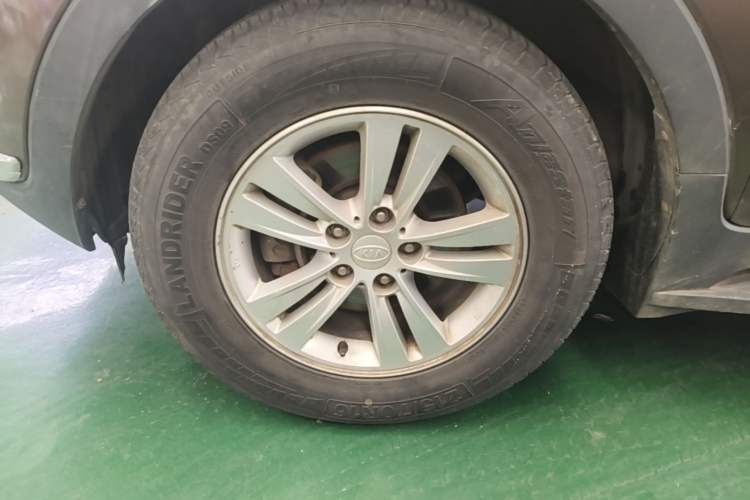Used Kia Sportage R 2014 2.0L Manual Two-Wheel Drive GL Trim Left Front Wheel Hub