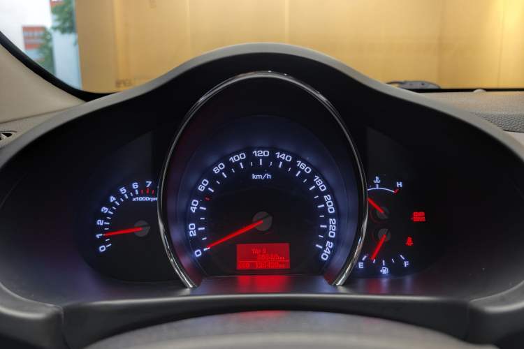 Used Kia Sportage R 2014 2.0L Manual Two-Wheel-Drive GLS Odometer Close Up