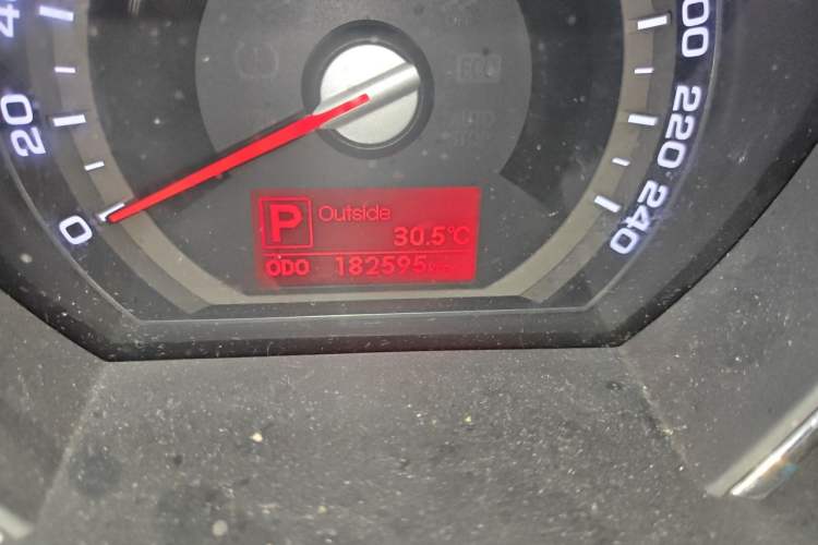 Used Kia Sportage R 2014 2.0L Automatic Two-Wheel Drive GLS Trim Odometer Close Up