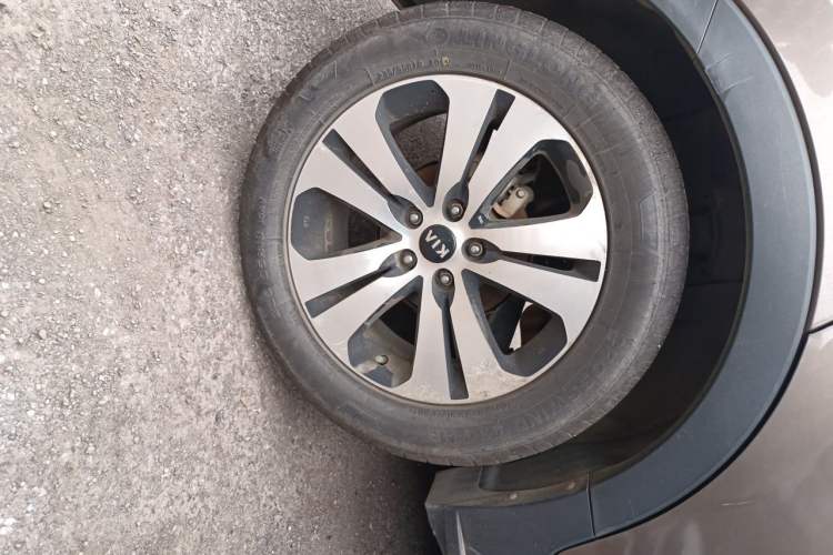 Used Kia Sportage R 2014 2.0L Automatic Two-Wheel Drive GLS Trim Right Front Wheel Hub