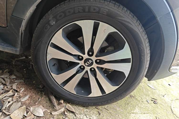 Used Kia Sportage R 2014 2.0L Automatic Two-Wheel Drive DLX Right Front Wheel Hub