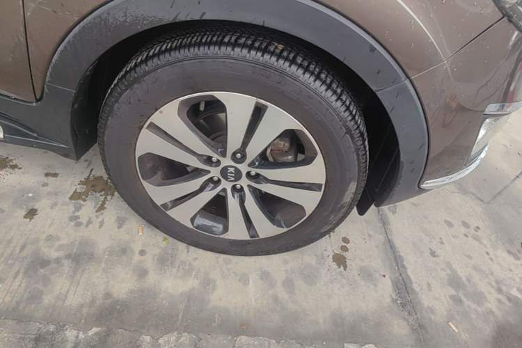 Used Kia Sportage R 2014 2.0L Automatic Two-Wheel Drive DLX Right Front Wheel Hub