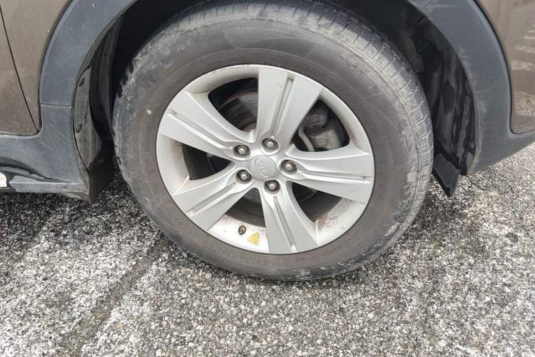 Used Kia Sportage R 2014 2.0L Automatic Two-Wheel Drive GLS Trim Right Front Wheel Hub