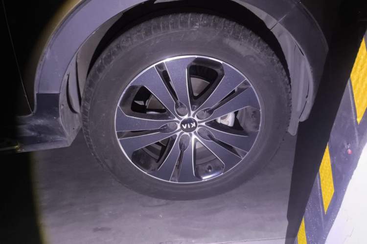 Used Kia Sportage R 2014 2.0L Automatic Two-Wheel Drive DLX Right Front Wheel Hub