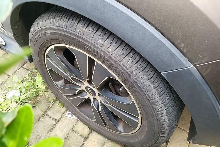 Used Kia Sportage R 2014 2.0L Automatic Two-Wheel Drive GLS Trim Right Front Wheel Hub