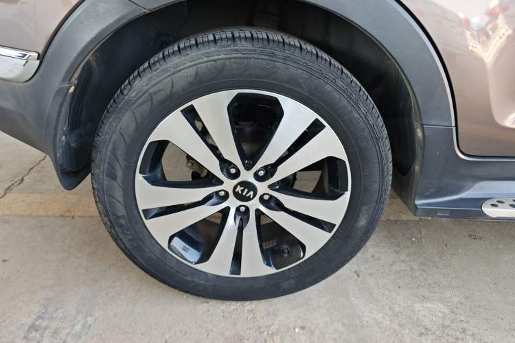 Used Kia Sportage R 2014 2.0L Automatic Two-Wheel Drive GLS Trim Right Rear Wheel Hub