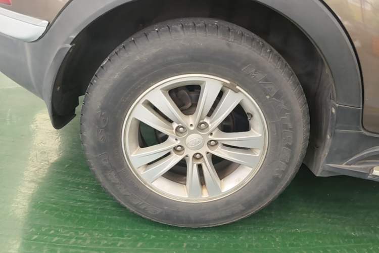 Used Kia Sportage R 2014 2.0L Manual Two-Wheel Drive GL Trim Right Rear Wheel Hub