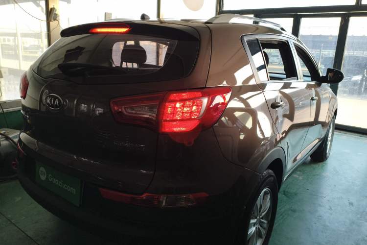 Used Kia Sportage R 2014 2.0L Manual Two-Wheel Drive GL Trim Exterior 5
