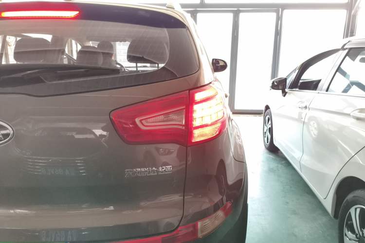 Used Kia Sportage R 2014 2.0L Manual Two-Wheel Drive GL Trim Exterior 6