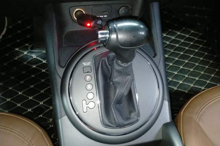 Used Kia Sportage R 2014 2.0L Automatic Two-Wheel Drive GLS Trim Gear Lever