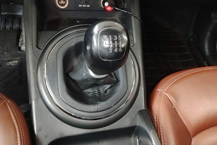 Used Kia Sportage R 2014 2.0L Manual Two-Wheel Drive GL Trim Gear Lever