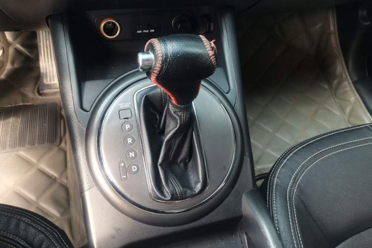 Used Kia Sportage R 2014 2.0L Automatic Two-Wheel Drive GLS Trim Gear Lever