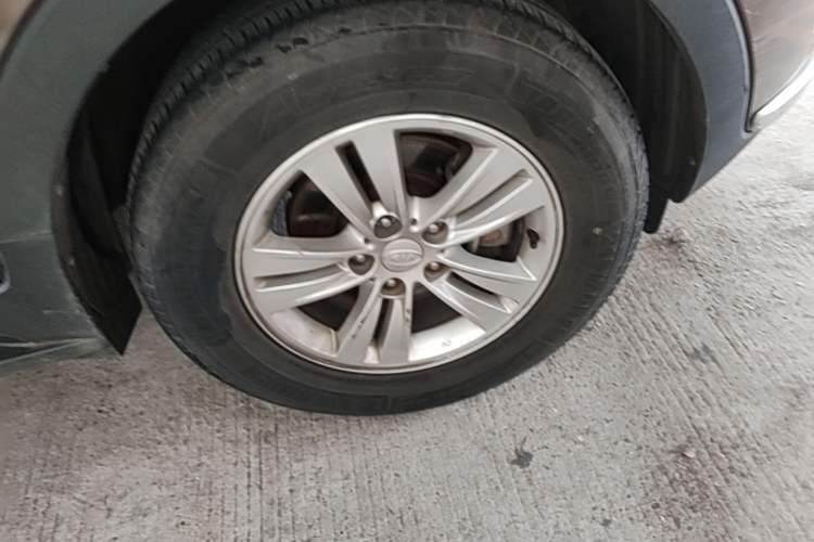 Used Kia Sportage R 2014 2.0L Manual Two-Wheel Drive GL Trim Right Front Wheel Hub