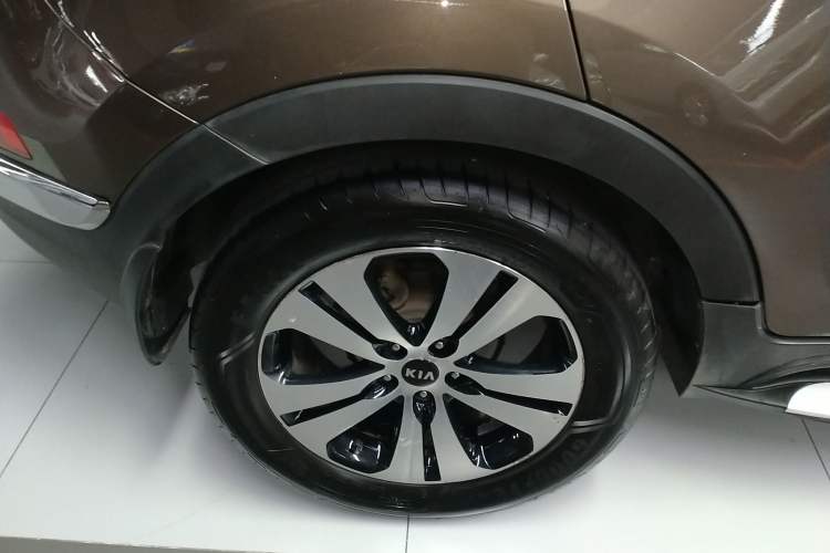 Used Kia Sportage R 2014 2.0L Automatic Two-Wheel Drive GLS Trim Right Rear Wheel Hub