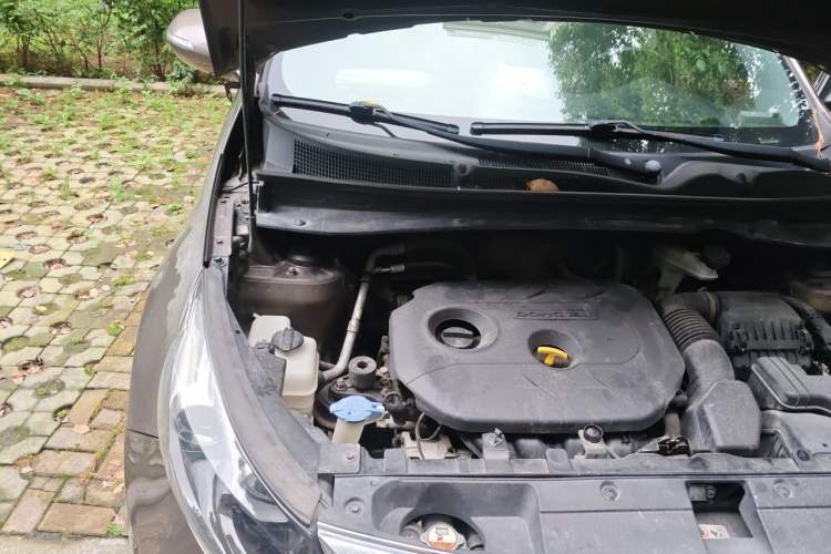 Used Kia Sportage R 2014 2.0L Automatic Two-Wheel Drive GLS Trim Engine Bay Right