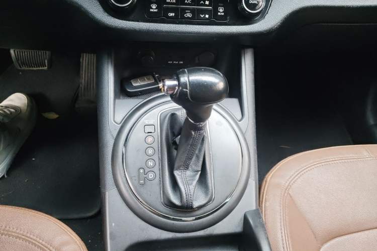 Used Kia Sportage R 2014 2.0L Automatic Two-Wheel Drive GLS Trim Gear Lever