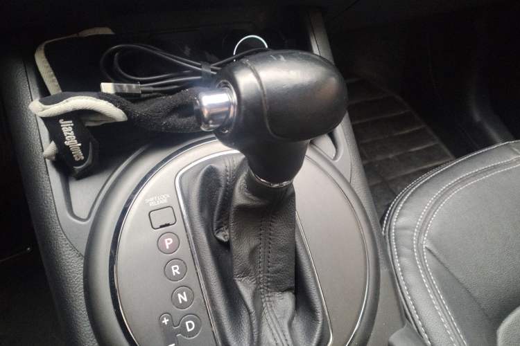 Used Kia Sportage R 2014 2.0L Automatic Two-Wheel Drive GLS Trim Gear Lever