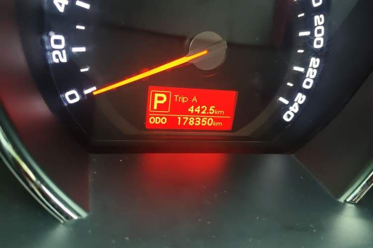 Used Kia Sportage R 2014 2.0L Automatic Two-Wheel Drive GLS Trim Odometer Close Up