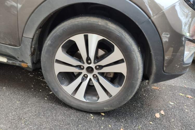 Used Kia Sportage R 2014 2.0L Automatic Two-Wheel Drive Premium Trim Right Front Wheel Hub