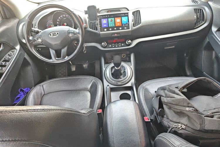 Used Kia Sportage R 2014 2.0L Manual Two-Wheel-Drive GLS Center Console