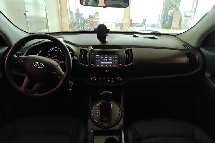 Used Kia Sportage R 2014 2.0L Automatic Two-Wheel Drive GL Center Console