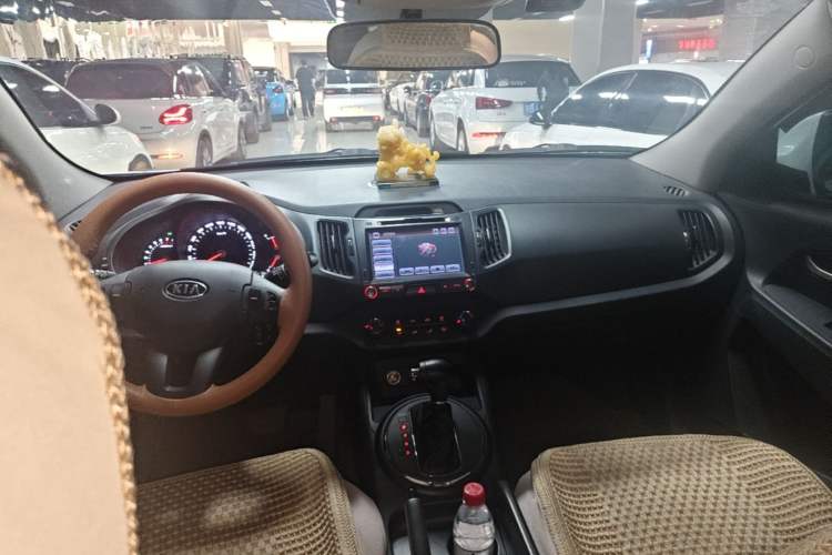 Used Kia Sportage R 2014 2.0L Automatic Two-Wheel Drive GL Center Console