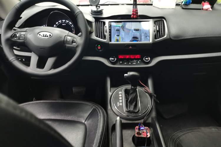 Used Kia Sportage R 2014 2.0L Automatic Two-Wheel Drive GLS Trim Center Console