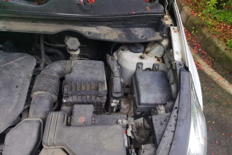 Used Kia Sportage R 2014 2.0L Automatic Two-Wheel Drive GLS Trim Engine Bay Left