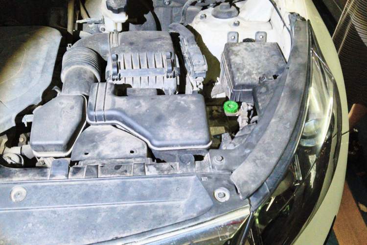 Used Kia Sportage R 2014 2.0L Automatic Two-Wheel Drive GLS Trim Engine Bay Left