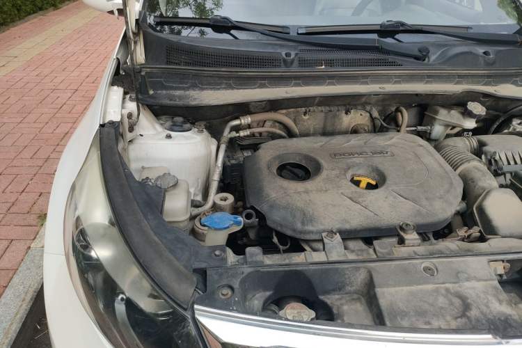 Used Kia Sportage R 2014 2.0L Manual Two-Wheel Drive GL Trim Engine Bay Right