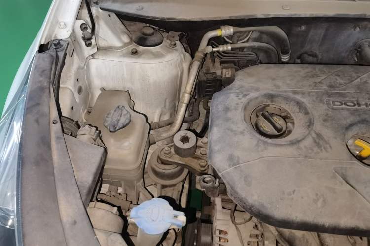 Used Kia Sportage R 2014 2.0L Automatic Two-Wheel Drive GLS Trim Engine Bay Right