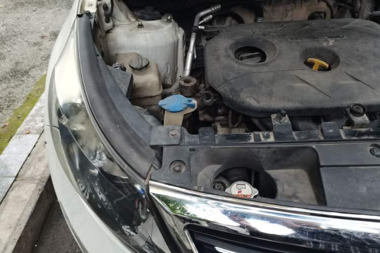 Used Kia Sportage R 2014 2.0L Automatic Two-Wheel Drive GLS Trim Engine Bay Right