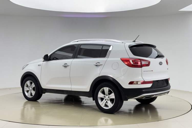 Used Kia Sportage R 2014 2.0L Manual Two-Wheel-Drive GLS Exterior 5