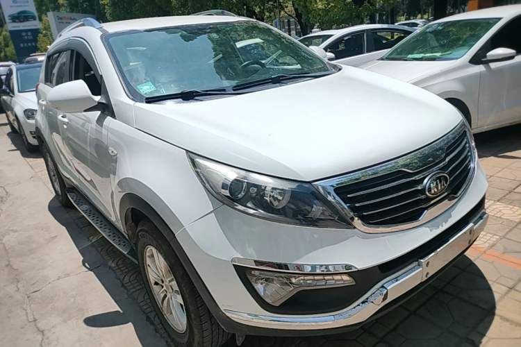 Used Kia Sportage R 2014 2.0L Manual Two-Wheel Drive GL Trim Front Right 45 Deg